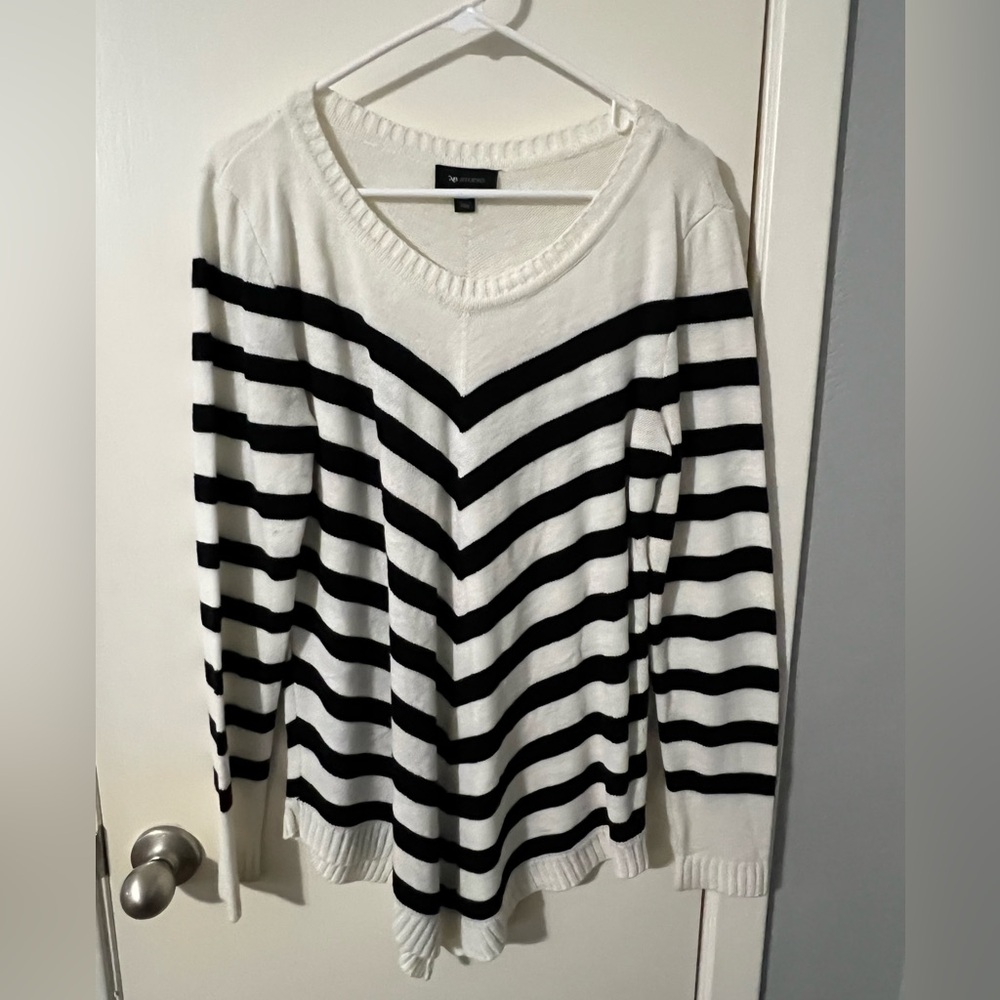 Women’s Black and White AB studio sweater
Size XL